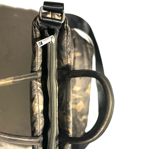 Camo-Carrier Puffer Bag - Picture 3 of 5